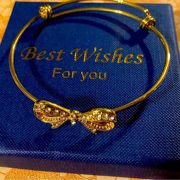 Expandable Bow Bangle Bracelet. - Picture 1 of 5